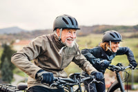 Älteres Ehepaar hat Spaß beim Radfahren